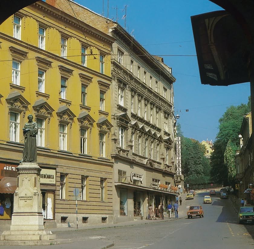 Mesnička ulica 1983. godine, spomenik A. K. Miošiću
